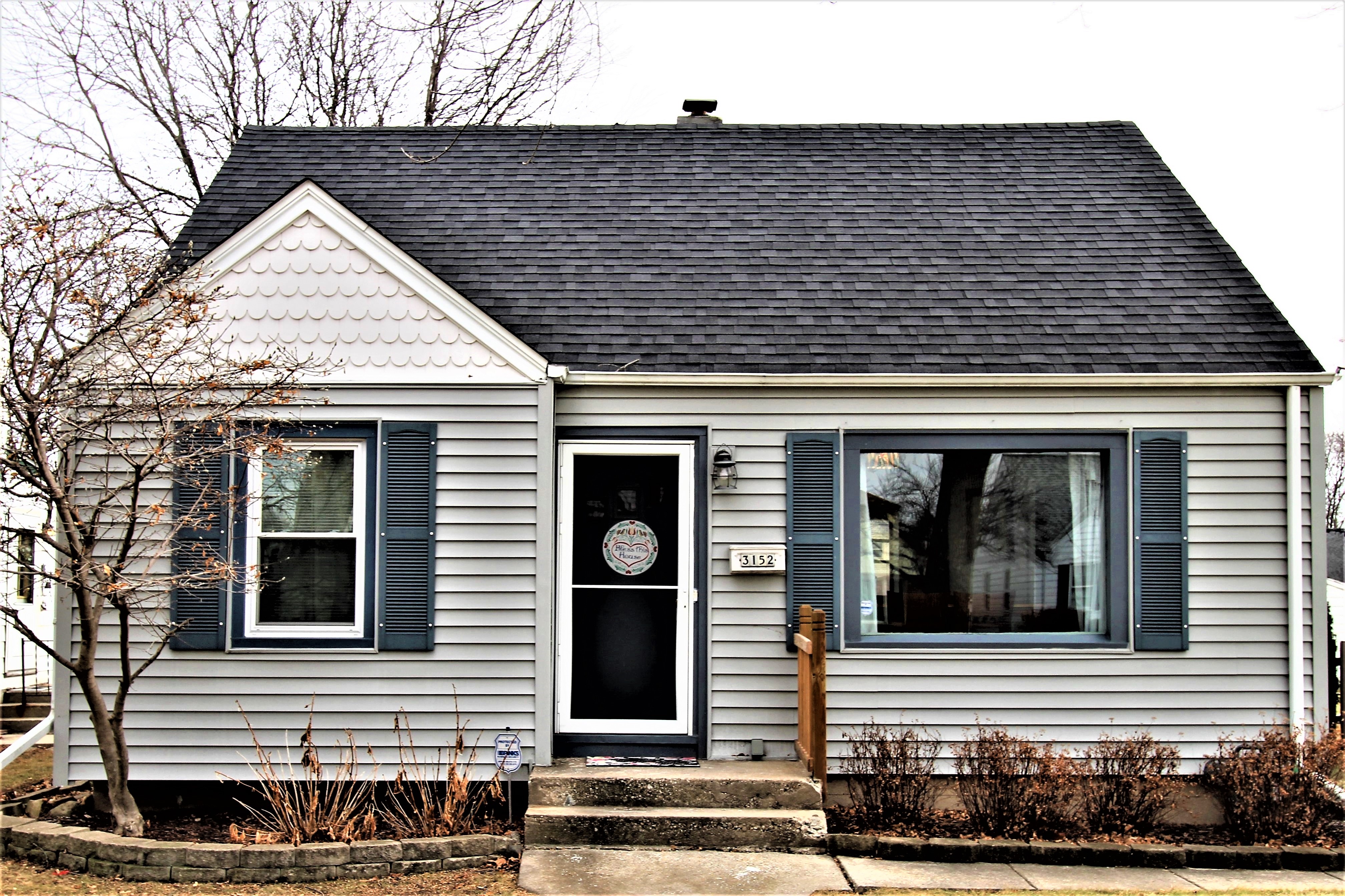 BEAUTIFUL WELL MAINTAINED 3 BEDROOM, 1.5 BATH CAPE COD FOR ONLY $139,900!!!