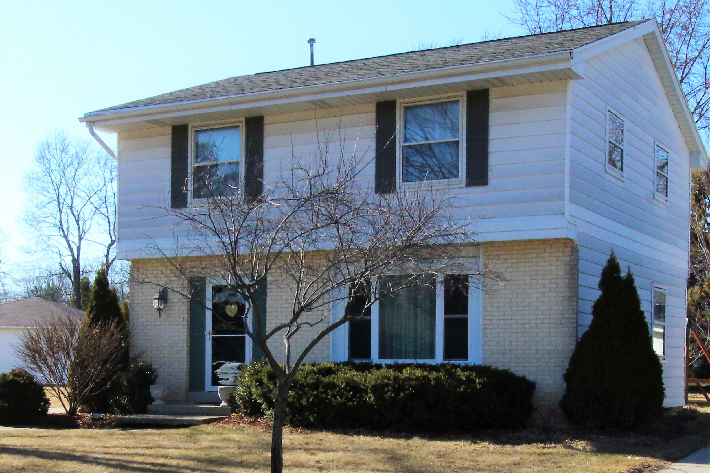 BEAUTIFULLY UPDATED 3 BEDROOM, 1.5 BATH COLONIAL WITH 2.75 CAR GARAGE FOR ONLY $219,900!!!  SOLD!!!